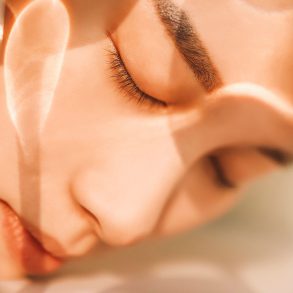 Hombre con los ojos cerrados