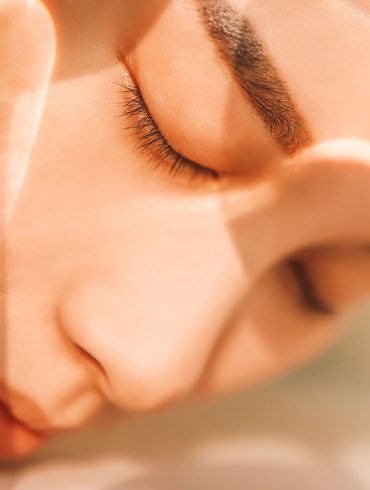 Hombre con los ojos cerrados