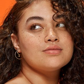 Mujer con pelo chino bumble and bumble