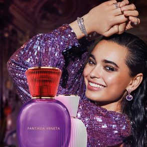 Mujer con vestido morado y perfume allegra de bvlgari