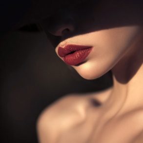 Look de maquillaje con labios rojos Dior