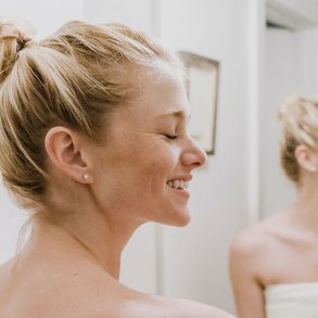 Mujer rubia con piel blanca